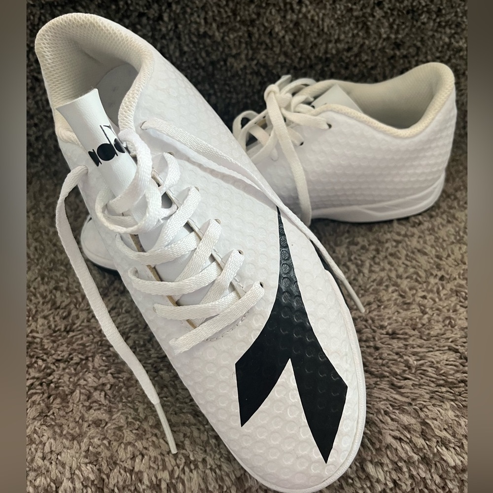 NEW DIADORA WOMEN’S INDOOR SOCCER SHOES; NARROW FIT SZE:7 US but fits smaller